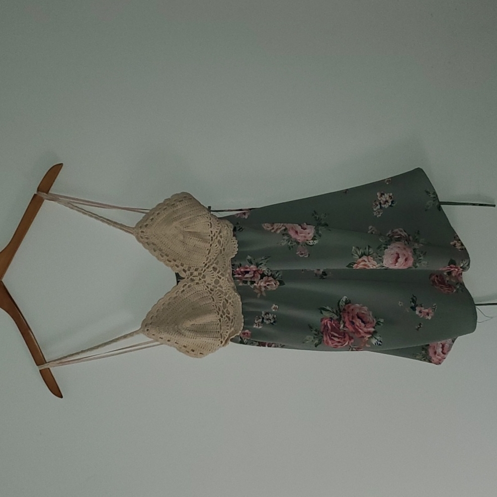 S Windsor Floral/Crochet Top.